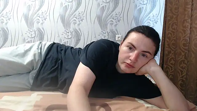 Snapshot of AlinaxJames chatting on June 13, 8:34 am AlinaxJames online show from June 13, 8:34 am