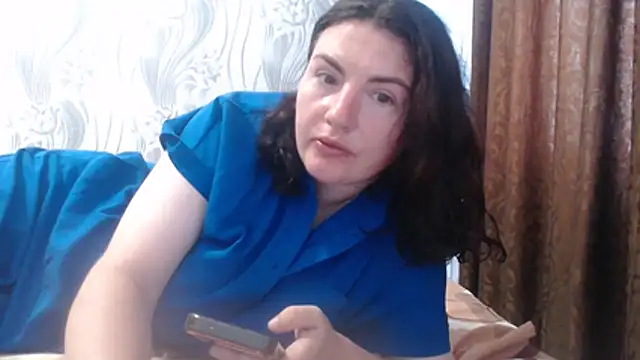 Snapshot of AlinaxJames chatting on July 3, 8:32 am AlinaxJames online show from July 3, 8:32 am
