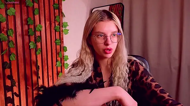 TiffyPeachy online show from April 21, 10:54 am