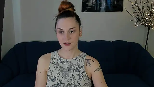Snapshot of elani_lune chatting on June 20, 9:23 am elani lune online show from June 20, 9:23 am