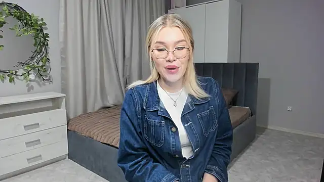 BlondeAura online show from May 6, 10:15 pm