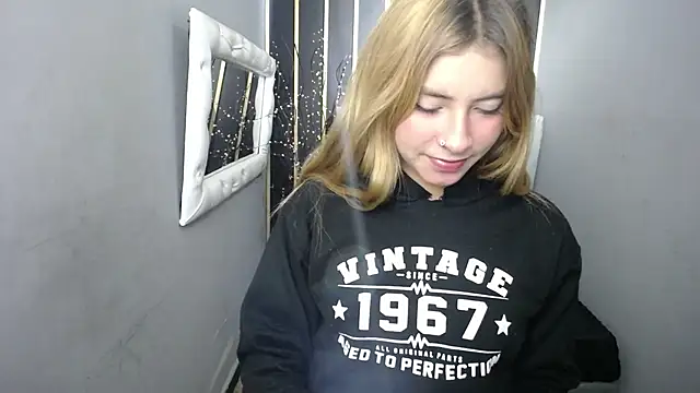 Snapshot of nancy_blonde chatting on June 2, 12:29 pm nancy blonde online show from June 2, 12:29 pm