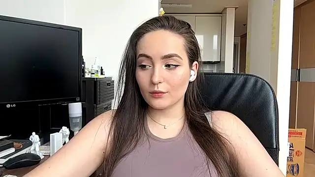 Snapshot of Emilly_Cart chatting on May 2, 3:11 am Emilly Cart online show from May 2, 3:11 am