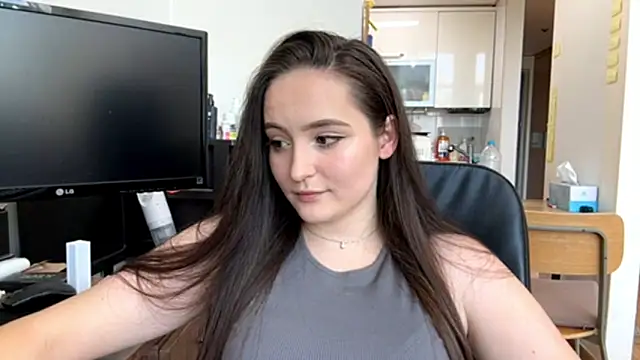 Snapshot of Emilly_Cart chatting on May 8, 2:50 am Emilly Cart online show from May 8, 2:50 am