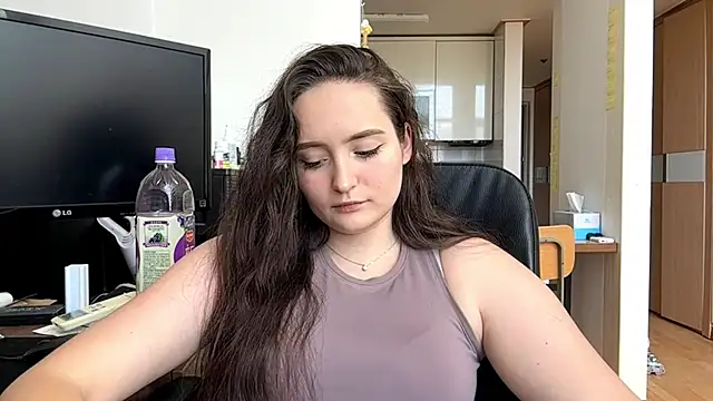 Snapshot of Emilly_Cart chatting on May 10, 2:39 am Emilly Cart online show from May 10, 2:39 am