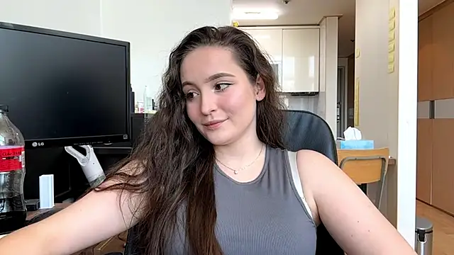 Snapshot of Emilly_Cart chatting on May 15, 3:35 am Emilly Cart online show from May 15, 3:35 am
