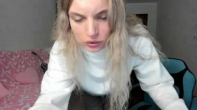 milliKira006 online show from May 11, 12:22 pm