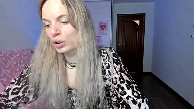 milliKira006 online show from May 11, 2:45 pm