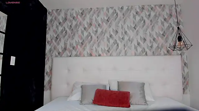 Snapshot of MiaJacksson chatting on July 22, 8:33 pm MiaJacksson online show from July 22, 8:33 pm