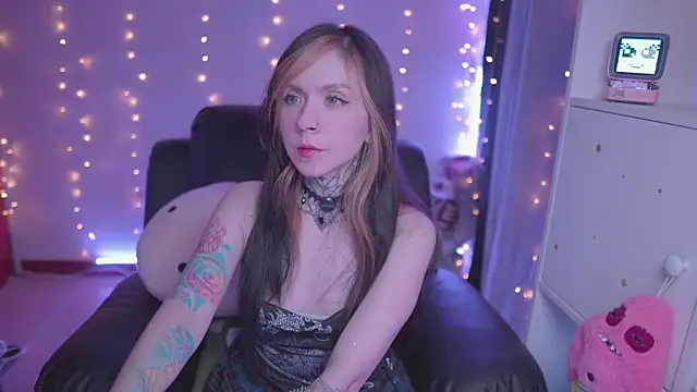 Snapshot of -VKatt chatting on May 15, 3:02 am -VKatt online show from May 15, 3:02 am