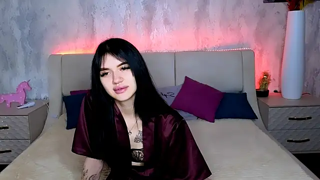 Snapshot of Holly_Beck chatting on May 19, 12:49 am Holly Beck online show from May 19, 12:49 am