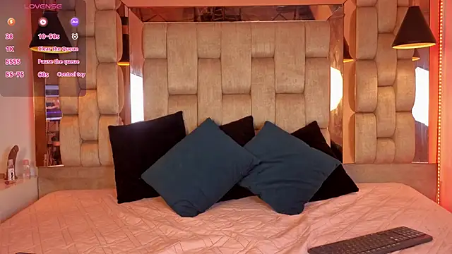 Lunaxh1 online show from April 22, 1:23 pm