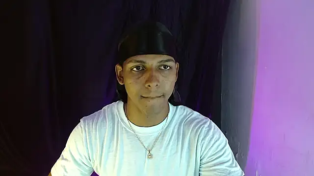 Snapshot of zoriel_bigcock chatting on May 8, 6:24 pm zoriel bigcock online show from May 8, 6:24 pm