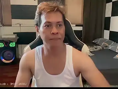 Snapshot of FuckMeeGUYS chatting on July 2, 5:02 am FuckMeeGUYS online show from July 2, 5:02 am