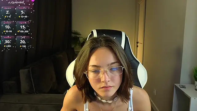 Leslie Scott online show from July 5, 1:01 am