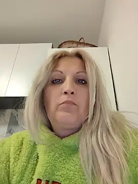 Snapshot of Divineblond chatting on May 5, 7:22 pm Divineblond online show from May 5, 7:22 pm