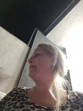 Snapshot of Divineblond chatting on May 7, 7:19 pm Divineblond online show from May 7, 7:19 pm