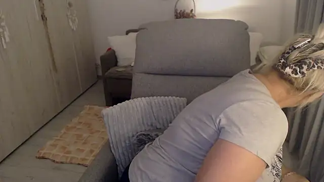 Snapshot of Divineblond chatting on May 25, 7:09 pm Divineblond online show from May 25, 7:09 pm