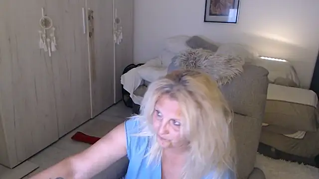 Snapshot of Divineblond chatting on June 15, 9:06 pm Divineblond online show from June 15, 9:06 pm