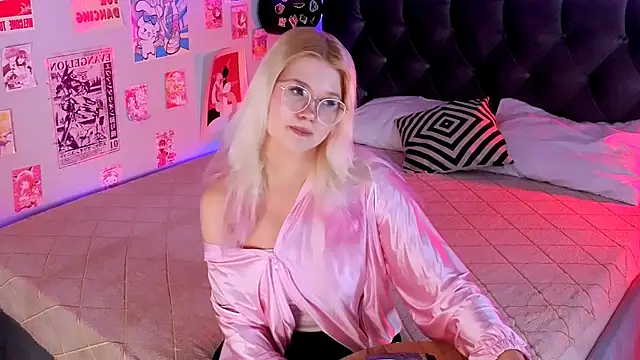 LunariaFox online show from June 15, 3:03 pm