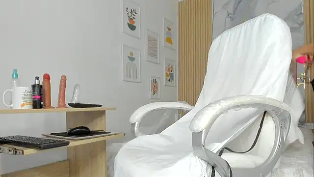 Snapshot of scarletmilzx chatting on July 22, 12:41 pm scarletmilzx online show from July 22, 12:41 pm