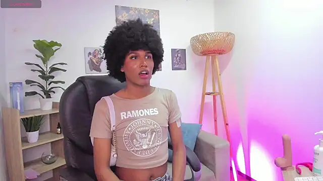 Snapshot of NaomiSaenz_ chatting on June 18, 9:19 pm NaomiSaenz online show from June 18, 9:19 pm