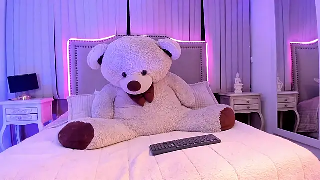 mariana  thompson online show from July 4, 3:02 am
