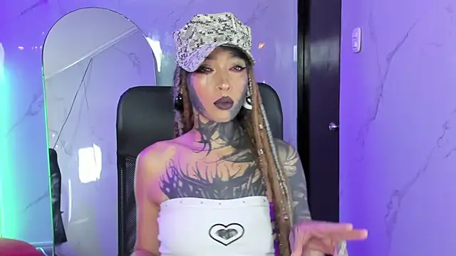 Snapshot of Lucy_Doll8 chatting on June 15, 8:22 pm Lucy Doll8 online show from June 15, 8:22 pm