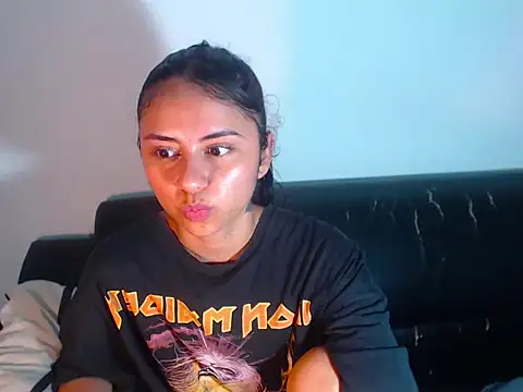 BellaLuxxs online show from June 4, 11:00 pm