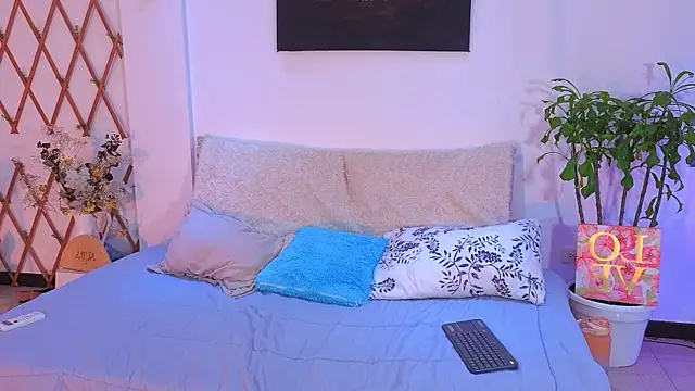 Lovelymoon  online show from June 18, 1:39 am