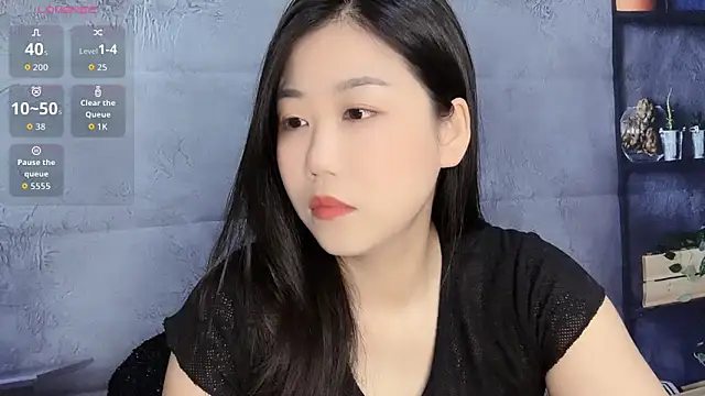Snapshot of F-Yuwei chatting on April 30, 12:44 pm F-Yuwei online show from April 30, 12:44 pm