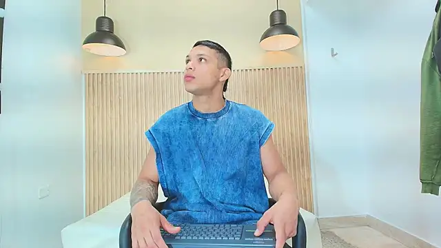 Snapshot of Brandon_Mercuri chatting on June 5, 12:44 pm Brandon Mercuri online show from June 5, 12:44 pm