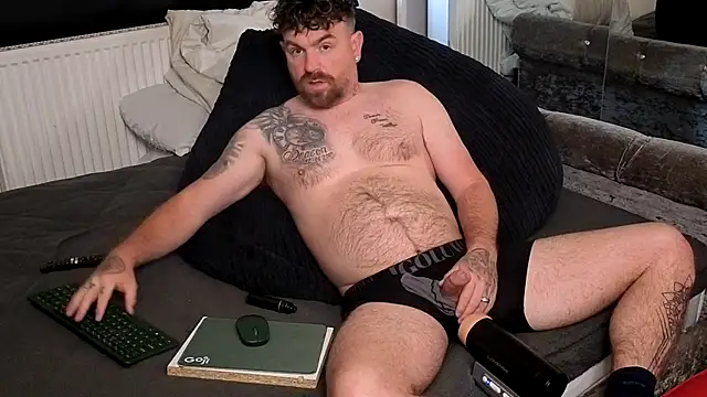 Snapshot of Naughtybihubbyxx chatting on May 6, 8:30 am Naughtybihubbyxx online show from May 6, 8:30 am
