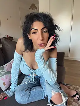 Yasmiinee online show from May 22, 5:40 pm