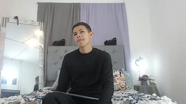 Snapshot of PhillipCox chatting on June 17, 12:18 pm PhillipCox online show from June 17, 12:18 pm
