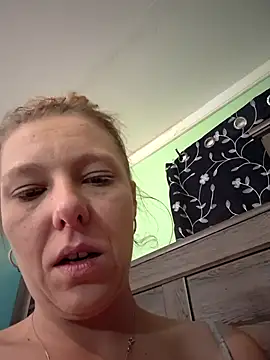 Snapshot of lickybaby26 chatting on May 5, 5:04 am lickybaby26 online show from May 5, 5:04 am
