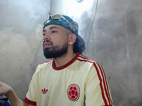 camilorestrepo77 online show from May 3, 8:37 pm