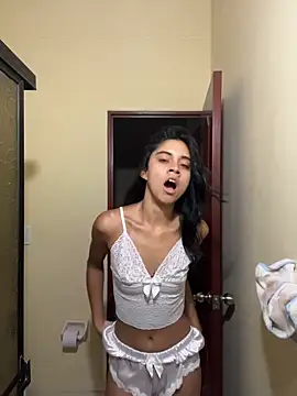 Snapshot of mia_moonna chatting on May 21, 11:39 am mia moonna online show from May 21, 11:39 am