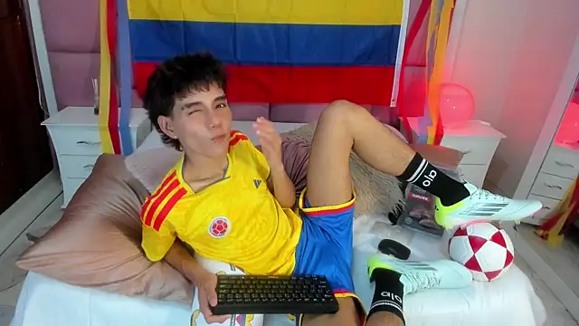 Snapshot of christopher_robin4 chatting on June 11, 7:34 pm christopher robin4 online show from June 11, 7:34 pm