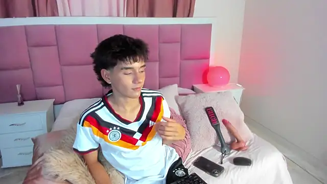 Snapshot of christopher_robin4 chatting on June 21, 7:27 pm christopher robin4 online show from June 21, 7:27 pm