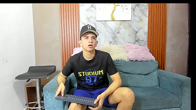 Snapshot of LOVE_GUYS1 chatting on June 21, 1:46 pm LOVE GUYS1 online show from June 21, 1:46 pm