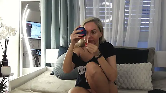 OrianaWade online show from June 12, 3:49 am