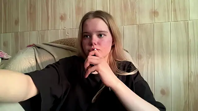 Snapshot of Malinwitch chatting on June 15, 3:47 pm Malinwitch online show from June 15, 3:47 pm