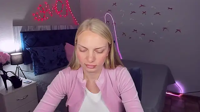 Snapshot of NancyGlamour chatting on May 28, 10:34 am NancyGlamour online show from May 28, 10:34 am