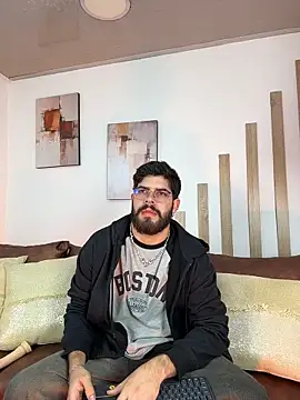 DomBoy  online show from June 6, 8:02 pm