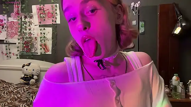 Snapshot of Miss_Amy00 chatting on August 3, 12:42 am Miss Amy00 online show from August 3, 12:42 am