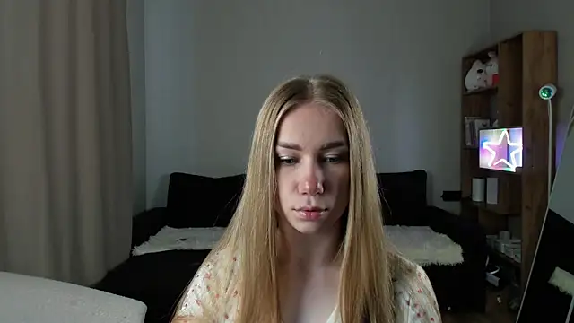 Snapshot of AnnaAlexArti chatting on June 5, 6:52 am AnnaAlexArti online show from June 5, 6:52 am
