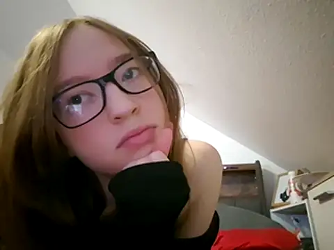 Snapshot of Freaky-Doll chatting on May 9, 5:07 pm Freaky-Doll online show from May 9, 5:07 pm