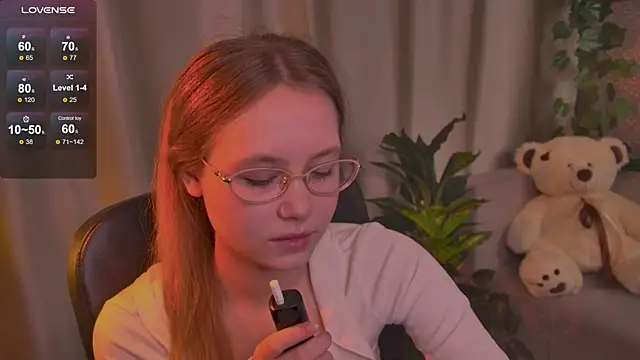 Snapshot of FloraLarsson chatting on June 5, 3:35 am FloraLarsson online show from June 5, 3:35 am