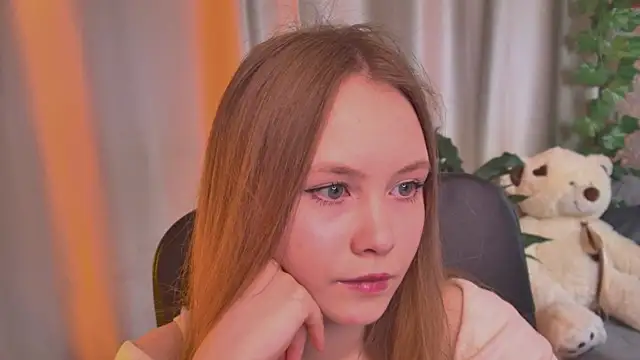 Snapshot of FloraLarsson chatting on June 7, 10:19 am FloraLarsson online show from June 7, 10:19 am
